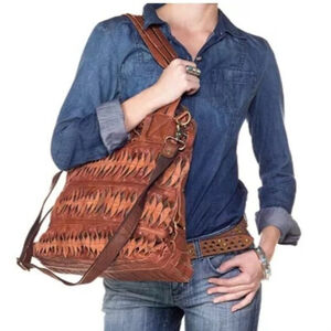 Amerileather Oida Twist Leather Convertible Shoulder Bag